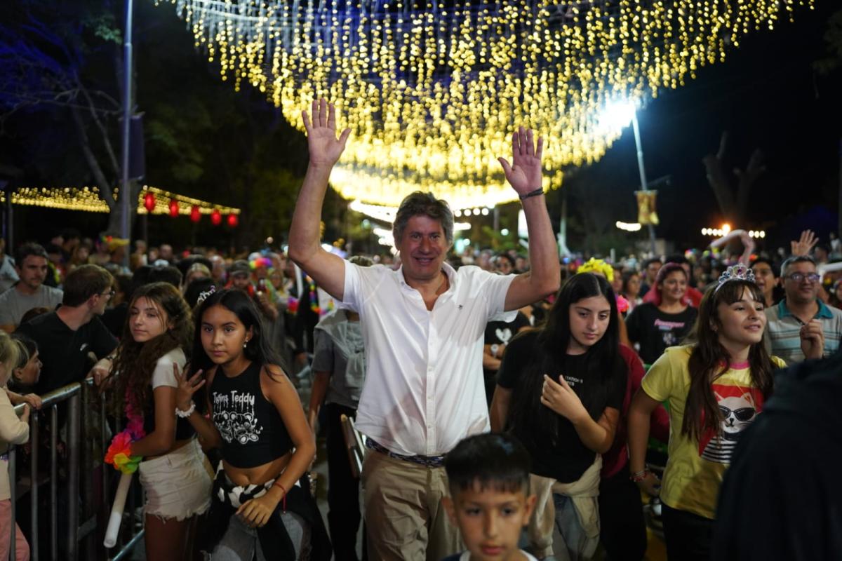 Funes Vibra Carnavales: Los Palmeras Hicieron Bailar A Más De 40 Mil Personas